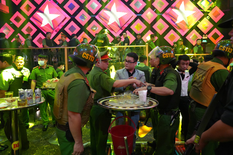 Dot kich bar Paris Night Club, phat hien 42 nguoi duong tinh ma tuy-Hinh-3