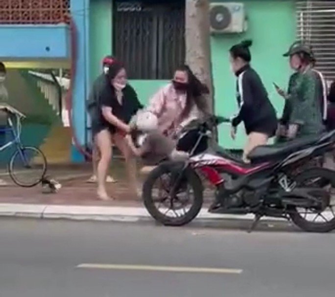 Danh ban vi nhin deu, mau thuan tren Facebook... ngan ngam bao luc hoc duong 2022-Hinh-5