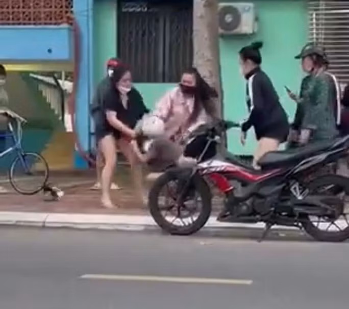 Danh ban vi nhin deu, mau thuan tren Facebook... ngan ngam bao luc hoc duong 2022-Hinh-5