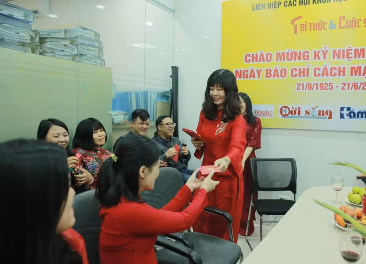 Chu tich Phan Xuan Dung tham, chuc Tet Bao Tri thuc va Cuoc song-Hinh-2