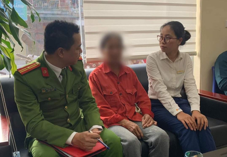 Ngăn chặn người phụ nữ bán trâu, bán vàng để nộp tiền cho kẻ lừa đảo Ngan chan nguoi phu nu ban trau, ban vang de nop tien cho ke lua dao