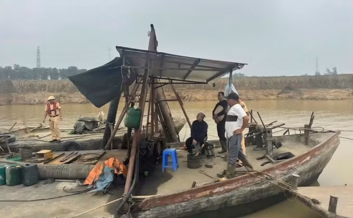 Phat gan 70 trieu dong, tam giu 3 tau hut cat trai phep