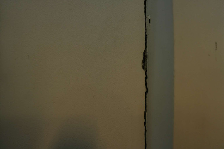 Can canh nha xuat hien hang loat vet nut sau su co dao ngam metro-Hinh-2