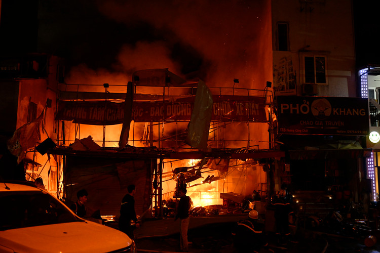 Ha Noi: Chay no lon o cua hang sua xe may, 3 nguoi bi thuong