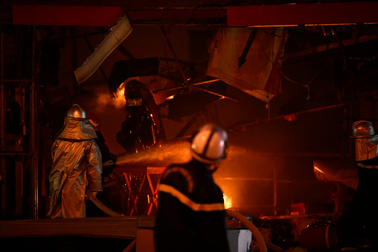 Ha Noi: Chay no lon o cua hang sua xe may, 3 nguoi bi thuong-Hinh-7