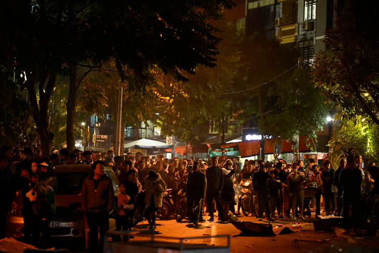 Ha Noi: Chay no lon o cua hang sua xe may, 3 nguoi bi thuong-Hinh-6