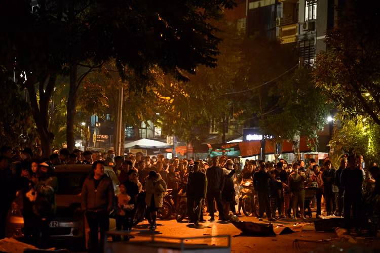 Ha Noi: Chay no lon o cua hang sua xe may, 3 nguoi bi thuong-Hinh-6