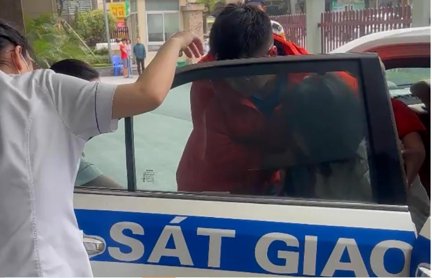 CSGT kip thoi dua san phu bi vo oi di cap cuu