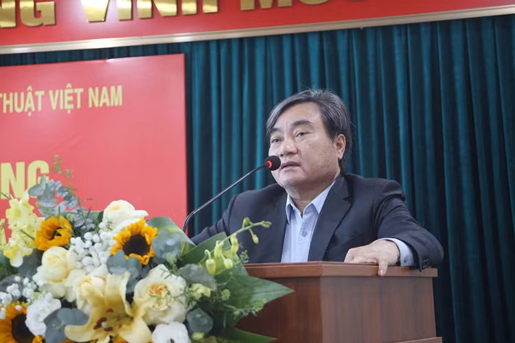 Dang uy co quan Lien hiep Hoi Viet Nam trao huy hieu Dang cho 37 dang vien