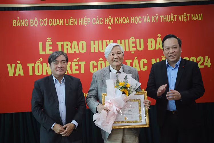 Dang uy co quan Lien hiep Hoi Viet Nam trao huy hieu Dang cho 37 dang vien-Hinh-2