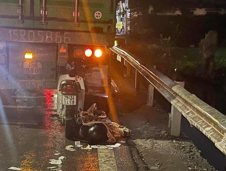 Hà Nội: Xe máy tông thẳng vào đuôi container, một người tử vong Ha Noi: Xe may tong thang vao duoi container, mot nguoi tu vong