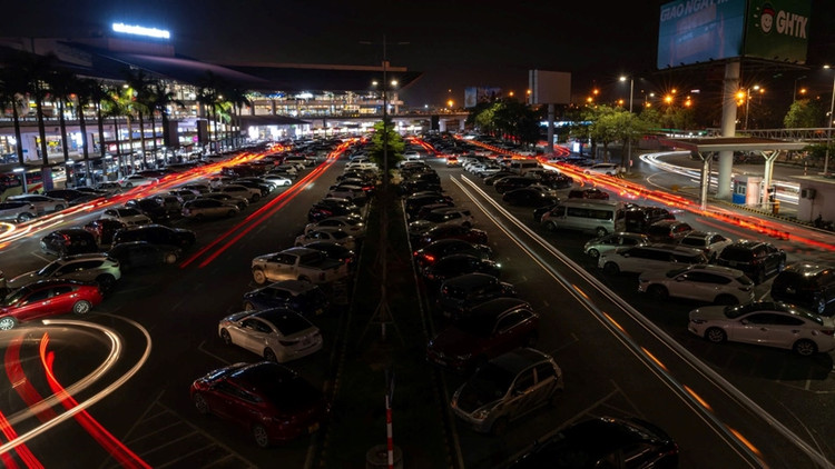 San bay Noi Bai tat den huong ung chien dich 
