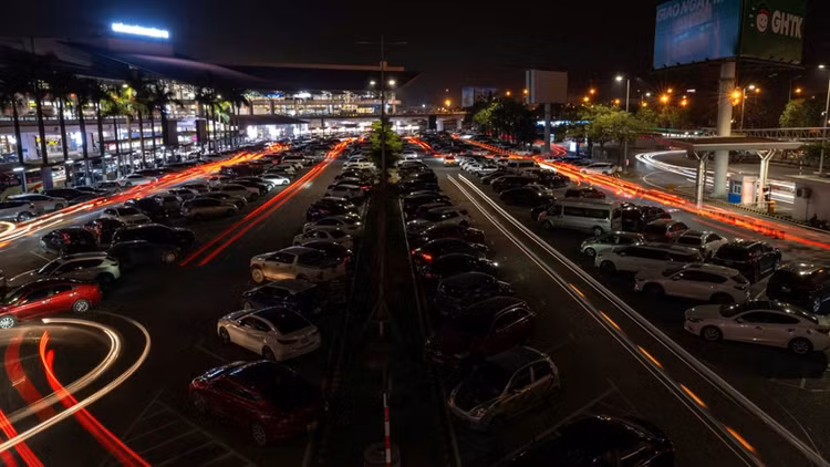 San bay Noi Bai tat den huong ung chien dich 