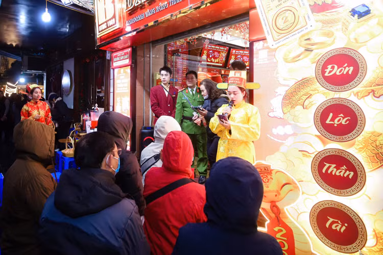 Ngay Via Than tai: Nguoi dan chiu ret, “doi mua” di mua vang