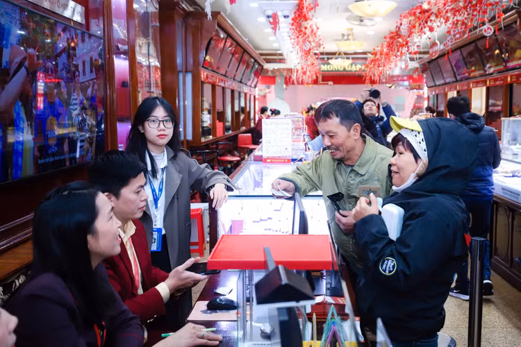 Ngay Via Than tai: Nguoi dan chiu ret, “doi mua” di mua vang-Hinh-6