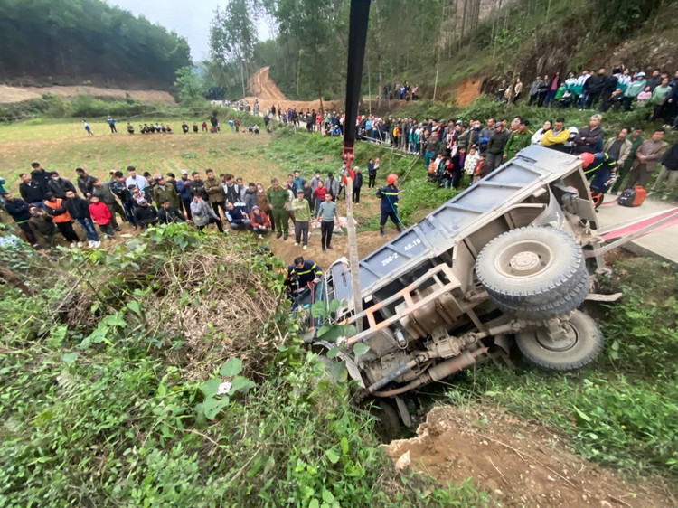 Thái Nguyên: Kịp thời giải cứu phụ xe mắc kẹt trong cabin ô tô Thai Nguyen: Kip thoi giai cuu phu xe mac ket trong cabin o to