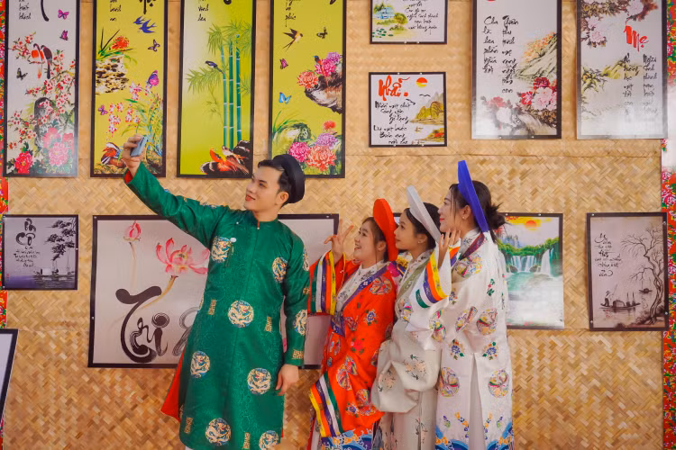 Mung 1 Tet At Ty, nguoi dan TP HCM han hoan du xuan