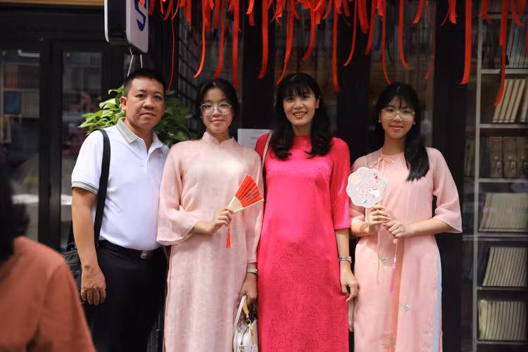 Mung 1 Tet At Ty, nguoi dan TP HCM han hoan du xuan-Hinh-6