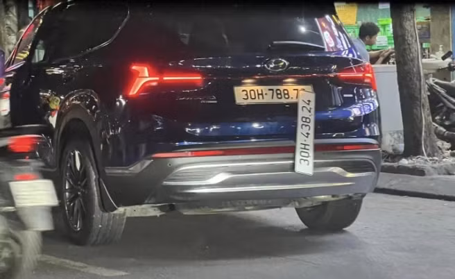 Xac minh o to Hyundai Santa Fe gan hai bien kiem soat Ha Noi