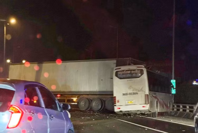 O to khach va cham xe dau keo, 1 nguoi tu vong o Ha Nam