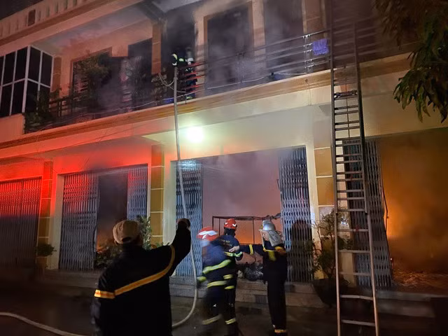 Ha Noi: Chay nha 1 nguoi tu vong, 6 nguoi mac ket duoc cuu thoat