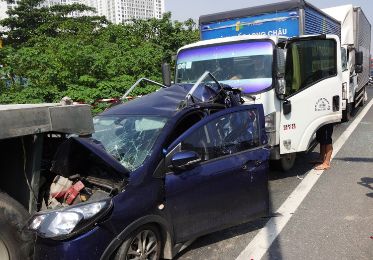 Nhan chung ke thoi khac cuu 4 nguoi mac ket trong tai nan lien hoan