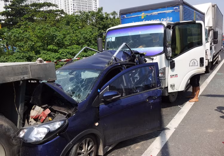 Nhan chung ke thoi khac cuu 4 nguoi mac ket trong tai nan lien hoan