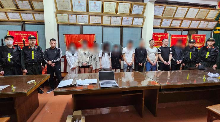 Bat nhom nam nu “thac loan” trong quan karaoke o Lang Son: