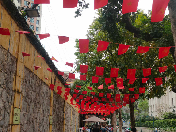 Ha Noi ruc ro co hoa chao mung ky niem 30/4