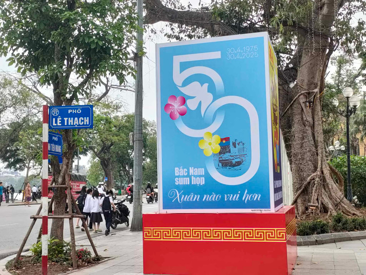 Ha Noi ruc ro co hoa chao mung ky niem 30/4-Hinh-4
