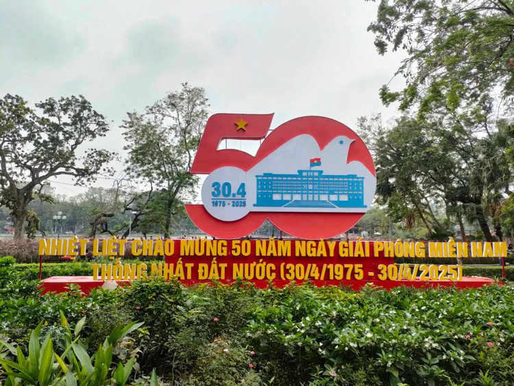 Ha Noi ruc ro co hoa chao mung ky niem 30/4-Hinh-5