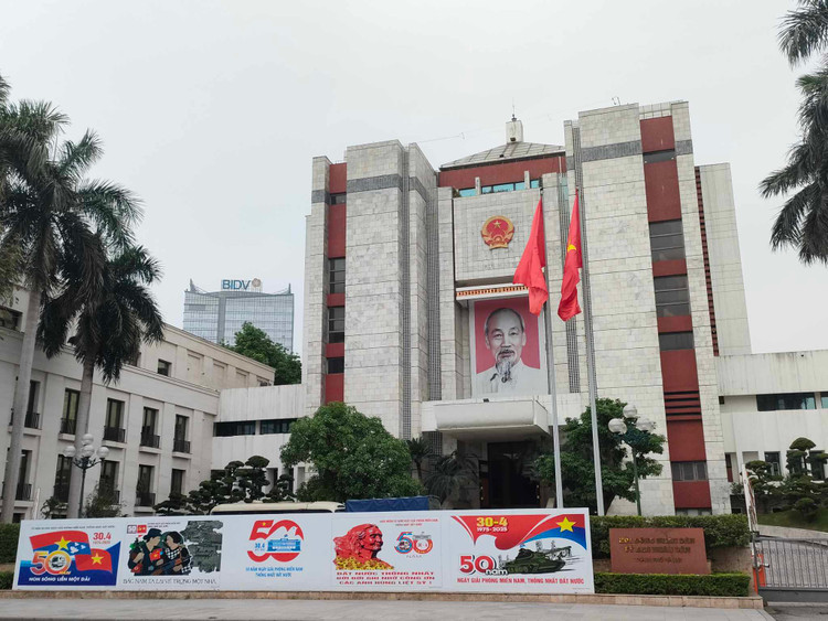 Ha Noi ruc ro co hoa chao mung ky niem 30/4-Hinh-3