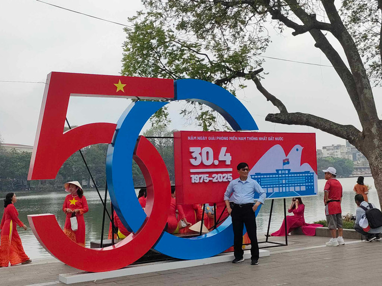 Ha Noi ruc ro co hoa chao mung ky niem 30/4-Hinh-9