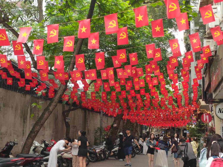 Ha Noi ruc ro co hoa chao mung ky niem 30/4-Hinh-8