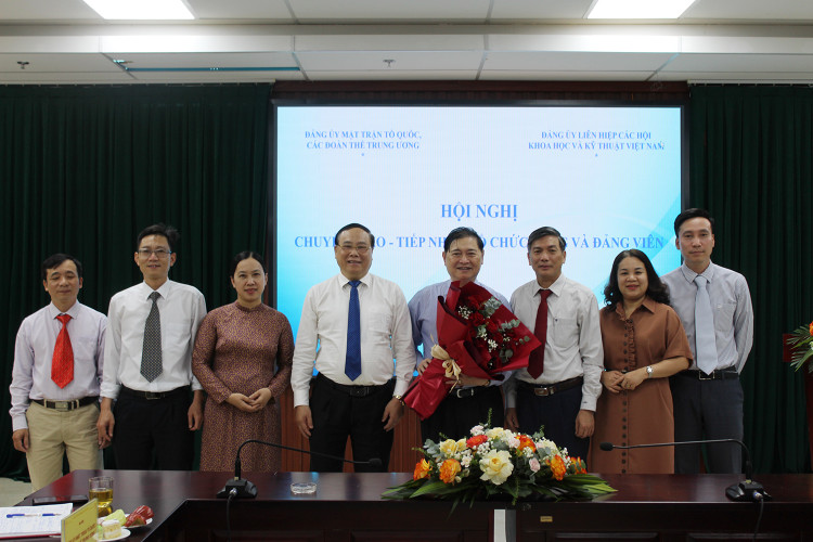 Hoi nghi chuyen giao va tiep nhan Chi bo Hoi Dong y Viet Nam-Hinh-4