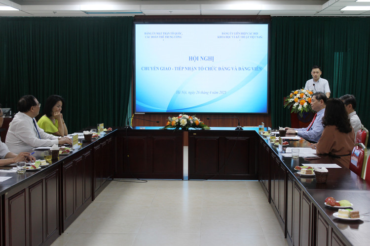 Hoi nghi chuyen giao va tiep nhan Chi bo Hoi Dong y Viet Nam