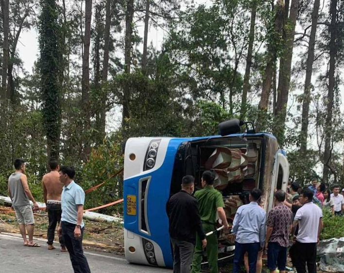 Lat xe khach khien 2 nguoi chet, 11 nguoi bi thuong o Vinh Phuc