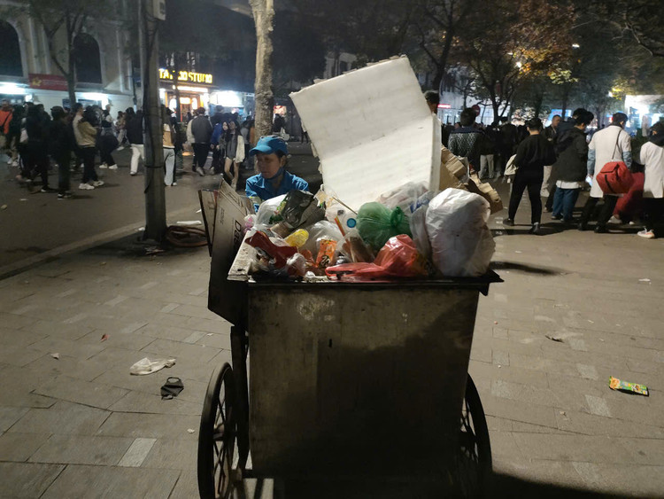 Rac bua vay pho di bo Ho Guom sau man phao hoa chao nam moi 2025-Hinh-7