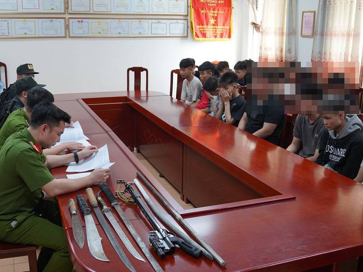 Hoa Binh: Nhom doi tuong mang dao kiem, chan xe danh nguoi di duong