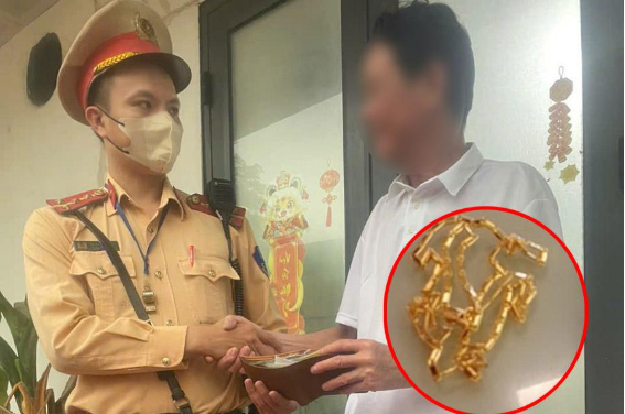 CSGT trao tra nguoi dan 5 chi vang danh roi tren duong