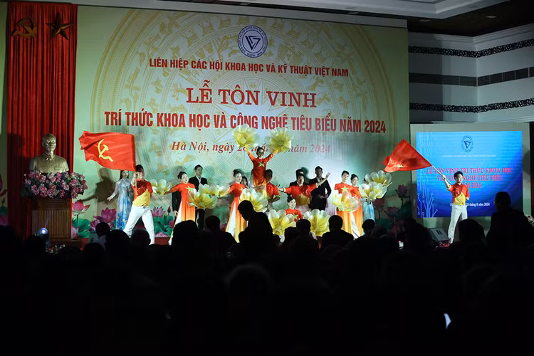 Toan canh le vinh danh 135 tri thuc KHCN tieu bieu nam 2024-Hinh-7