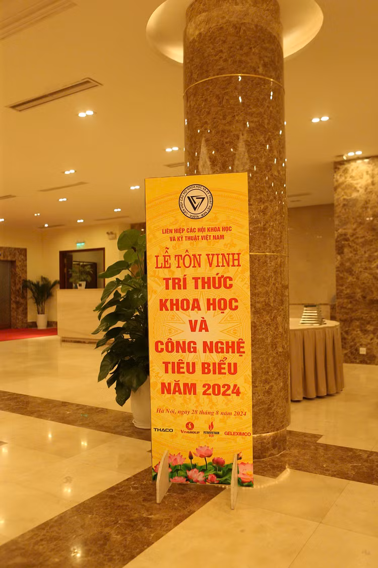 Toan canh le vinh danh 135 tri thuc KHCN tieu bieu nam 2024-Hinh-2