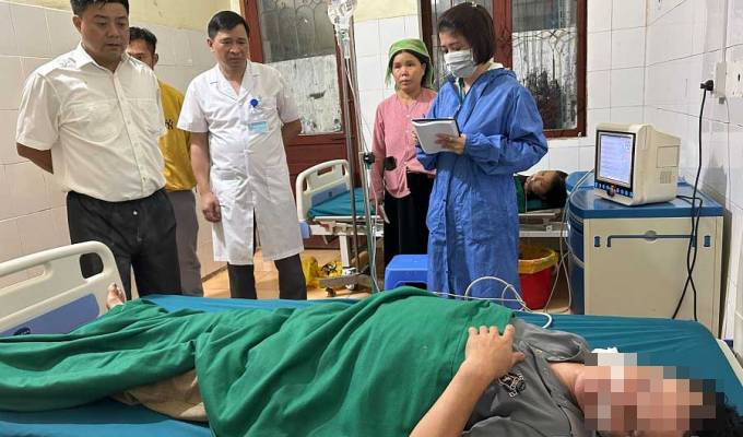 Ha Giang: An canh thit ga nau voi nam dai, hai bo con nhap vien