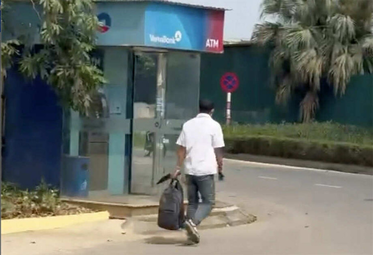 Nguoi dan ong bit mat, cam dao cuop ngan hang o Ha Noi