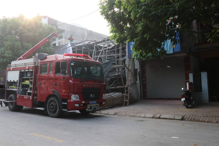 Bac Ninh: Sap gian giao khi do tran nha, 2 nguoi thuong vong