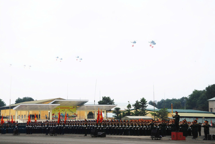 Dai tuong Nguyen Tan Cuong kiem tra dong vien cac khoi dieu binh-Hinh-3