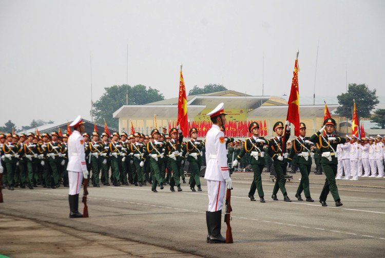 Dai tuong Nguyen Tan Cuong kiem tra dong vien cac khoi dieu binh-Hinh-14