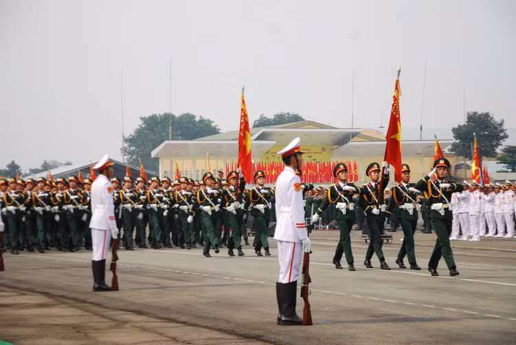 Dai tuong Nguyen Tan Cuong kiem tra dong vien cac khoi dieu binh-Hinh-14