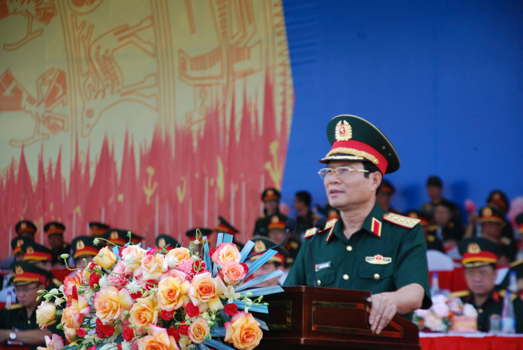 Dai tuong Nguyen Tan Cuong kiem tra dong vien cac khoi dieu binh-Hinh-2