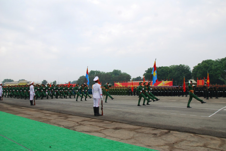 Dai tuong Nguyen Tan Cuong kiem tra dong vien cac khoi dieu binh-Hinh-8